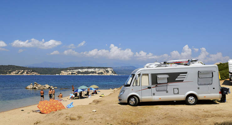 Am Strand stehendes Wohnmobil