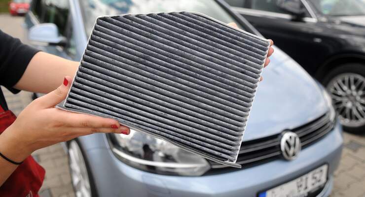 Birke, Gräser, brennende Augen und laufende Nase schwächen nicht nur bei Allergikern die Konzentration und Reaktionsvermögen während der Autofahrt. Für saubere Luft sorgen Innenraumfilter.