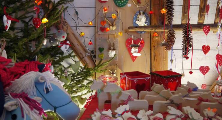 Das Hofgut Hopfenburg feiert in und vor der großen Festscheune den dritten Adventsmarkt am Sonntag, den 1. Dezember 2013.