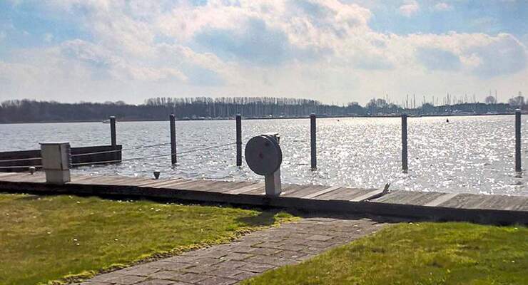 Die Niederlande bietet für Wassersportfans viele Möglichkeiten das Hobby auszuüben. Zum Beispiel von diesem Stellplatz aus.