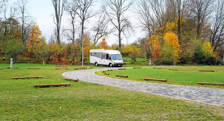 Die Stellflaechen liegen in einer großen Runde.