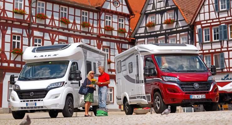 Die kompakten Teilintegrierten von Hymer und Laika kommen mit der Länge eines typischen Ducato-Kastenwagens aus. Dabei setzen die Geschwistermodelle auf ganz unterschiedliche Konzepte.