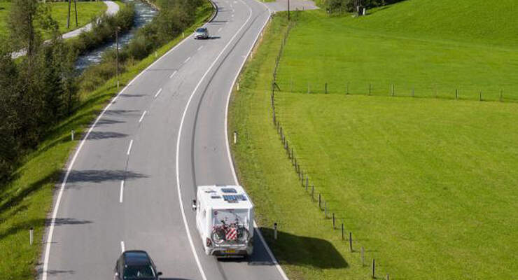 Die kürzeste Nord-Süd-Verbindung ist pünktlich zur Sommersaison wieder für alle Fahrzeuge uneingeschränkt befahrbar. Die Felbertauernstraße führt über Österreich in Richtung Süden.