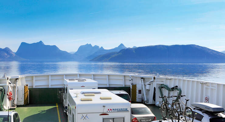 Fähre mit Fahrzeugen auf Deck