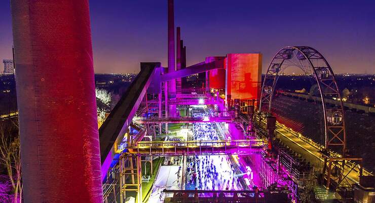 In der Zeche Zollverein kann man noch bis Januar in ungewöhnlichem Ambiente Schlittschuh laufen.