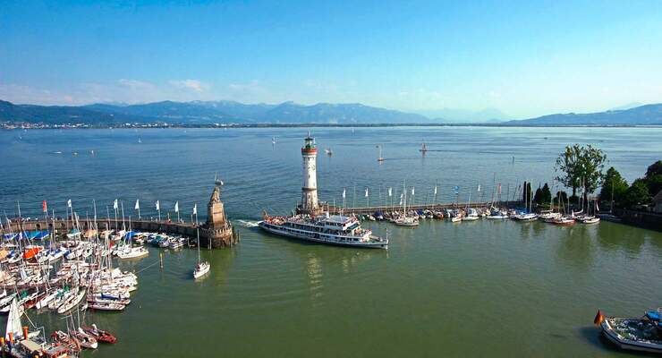 Lindau am Bodensee ist vor allem für die Hafeneinfahrt bekannt, aber auch abseits des Hafens gibt es einiges zutun.