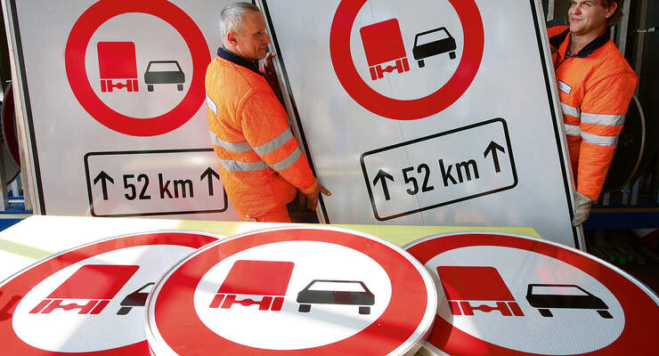 Lkw-Überholverbotsschilder