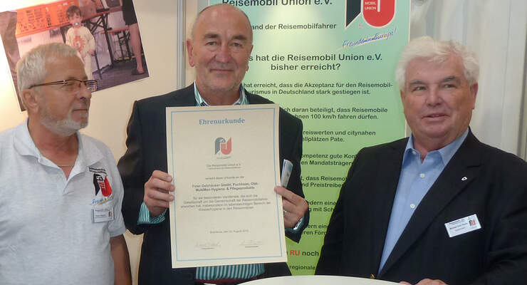 Michael Paul Pludra, Vizepräsident der Reisemobil Union, überreichte Peter Gelzhäuser eine Urkunde für besondere Verdienste.