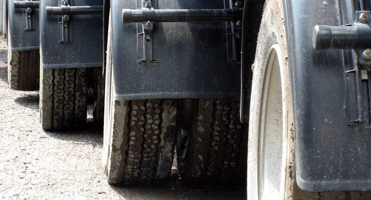 Nach einem Urteil des Landgerichts Heidelberg haftet ein Lkw-Fahrer für den Steinschlag in die Frontscheibe bei einem Pkw