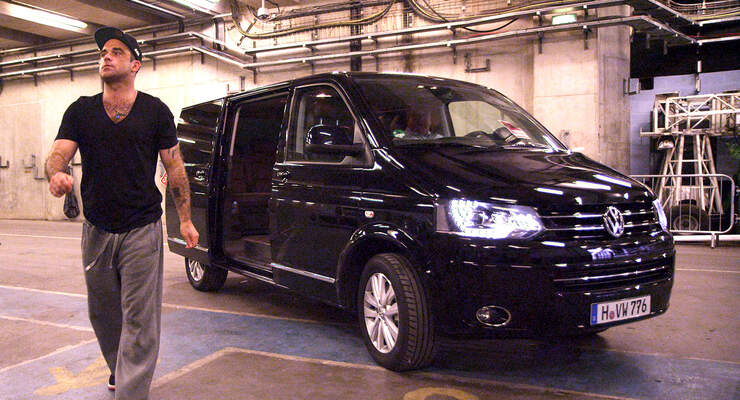 Robbie Williams ist derzeit wieder auf Tour. Unterstützt wird er dabei von Volkswagen. VW den Multivan zur Verfügung.