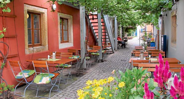 Straße Altkötzschenbroda in Radebeuls mit vielen Lokalen