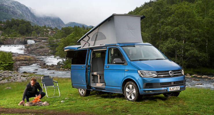 VW California Coast mit aufgespanntem Dachbett