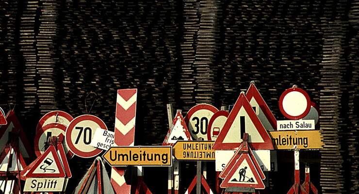 Zum 1. April 2013 ist eine Neufassung der Straßenverkehrsordnung (StVO) in Kraft getreten. Hauptziel: den Schilderwald reduzieren.